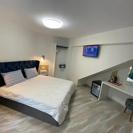 Opalium Front 3* بوتوس