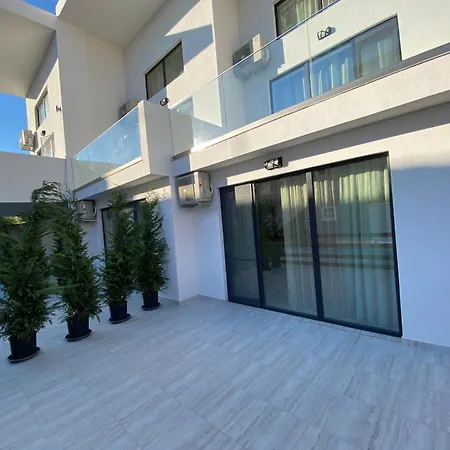 Opalium Front شقة فندقية بوتوس